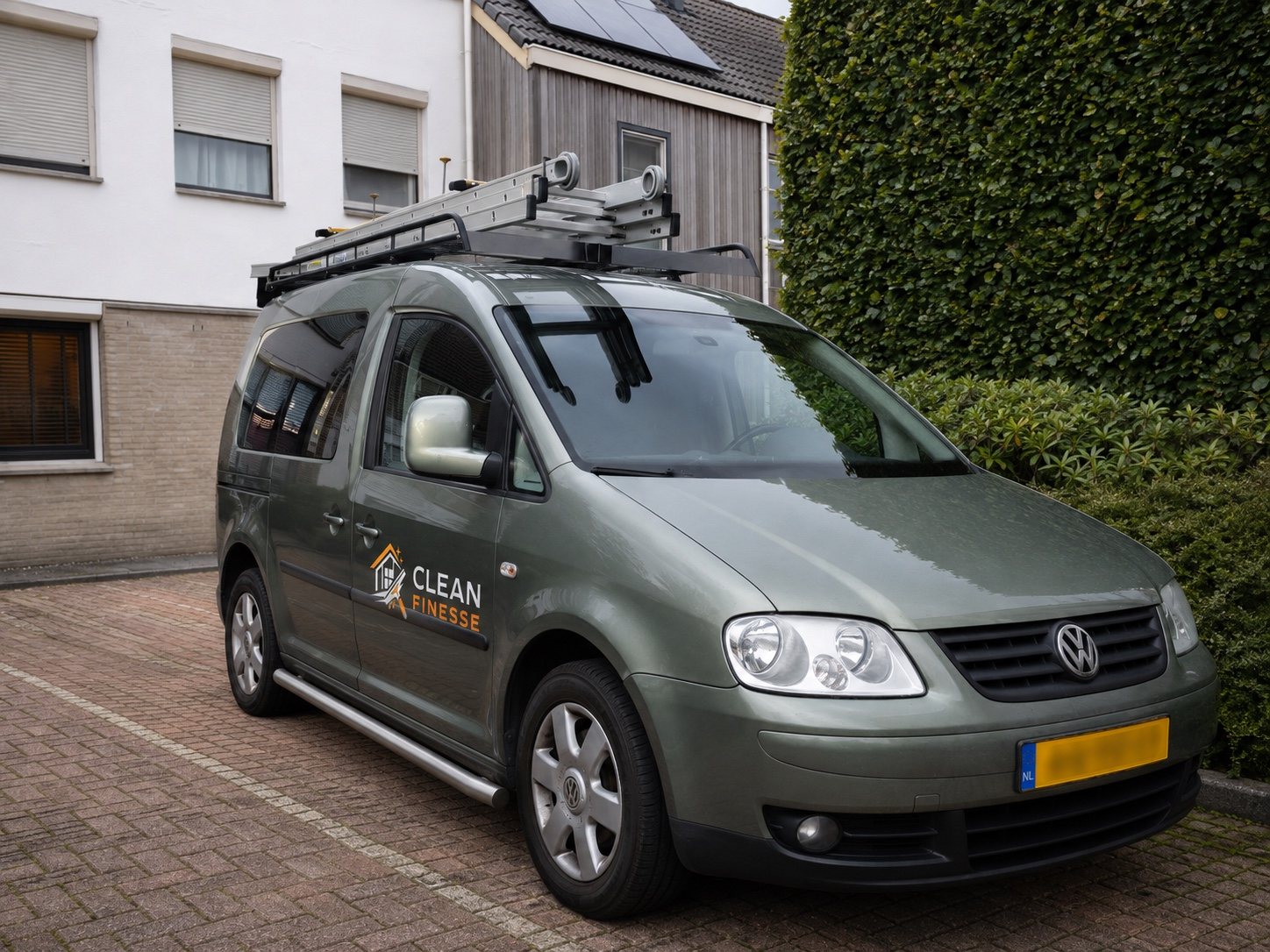 Bedrijfswagen van Clean Finesse met professioneel reinigingsmateriaal